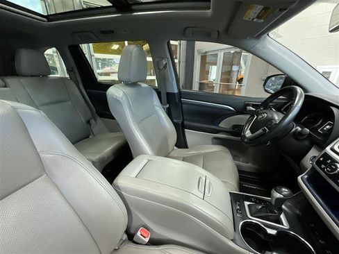 Used 2017 Toyota Highlander Limited Platinum AWD/4WD image 34