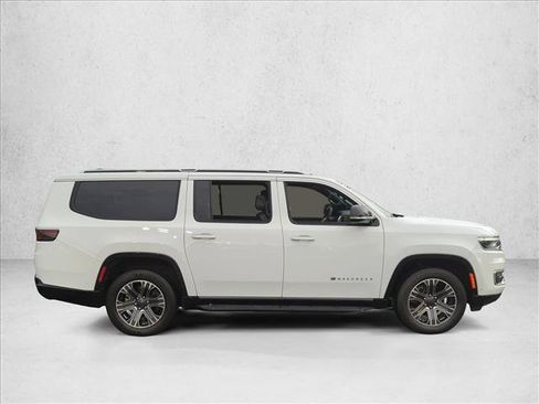 Used 2024 Jeep Wagoneer L Series II RWD image 4