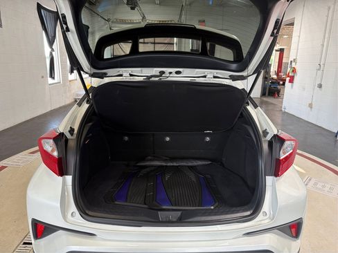 Used 2021 Toyota C-HR XLE FWD image 12