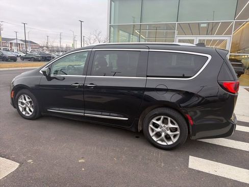 Used 2019 Chrysler Pacifica Touring-L Plus w/ Tire & Wheel Group image 9