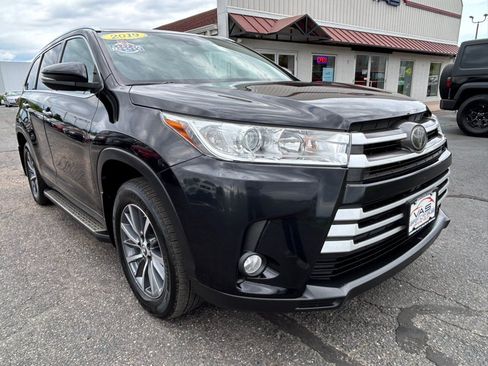 Used 2019 Toyota Highlander XLE AWD/4WD image 3