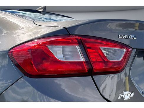 Used 2018 Chevrolet Cruze LT FWD image 30