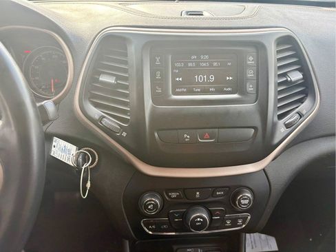Used 2017 Jeep Cherokee Latitude w/ Safety/Convenience Group FWD image 12