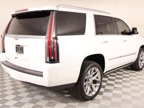 Used 2017 Cadillac Escalade Premium Luxury AWD/4WD image 24