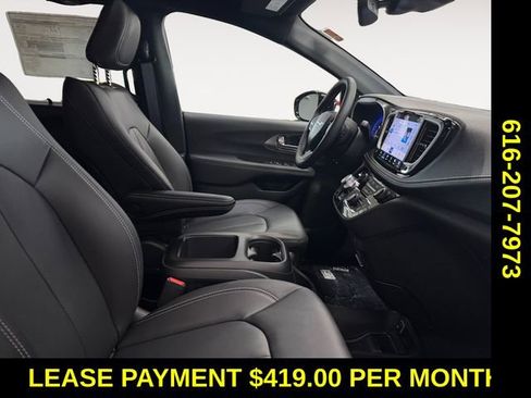 Used 2026 Chrysler Pacifica Select FWD image 21