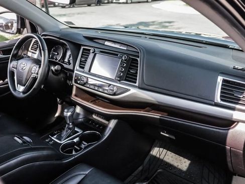 Used 2019 Toyota Highlander XLE AWD/4WD image 58