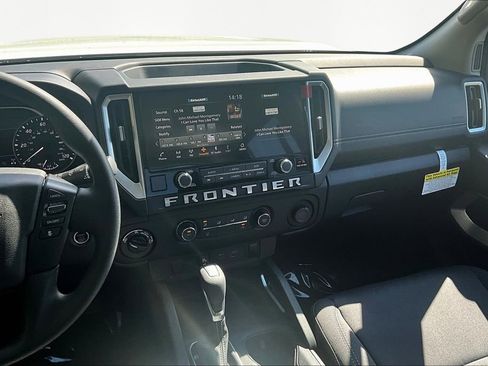 Used 2025 Nissan Frontier SV image 9