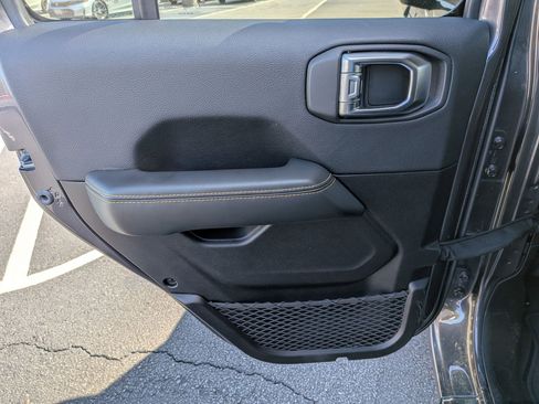 Used 2025 Jeep Wrangler Sahara image 25