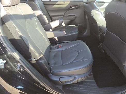 Used 2021 Toyota Highlander XLE image 20