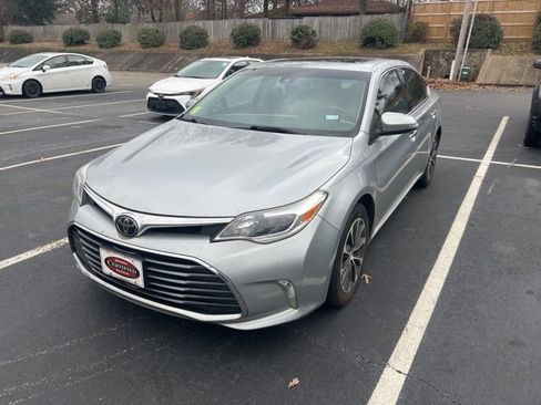 Used 2018 Toyota Avalon XLE Premium image 3