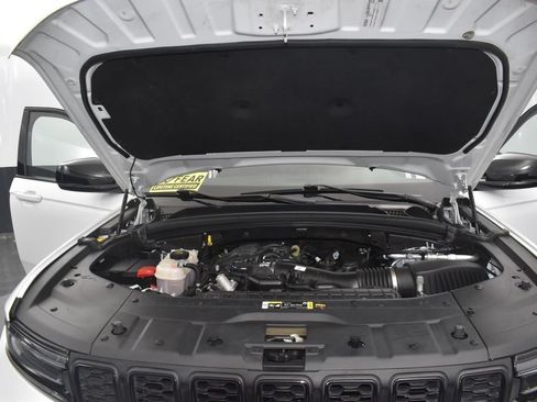 Used 2025 Jeep Grand Cherokee Altitude AWD/4WD image 14