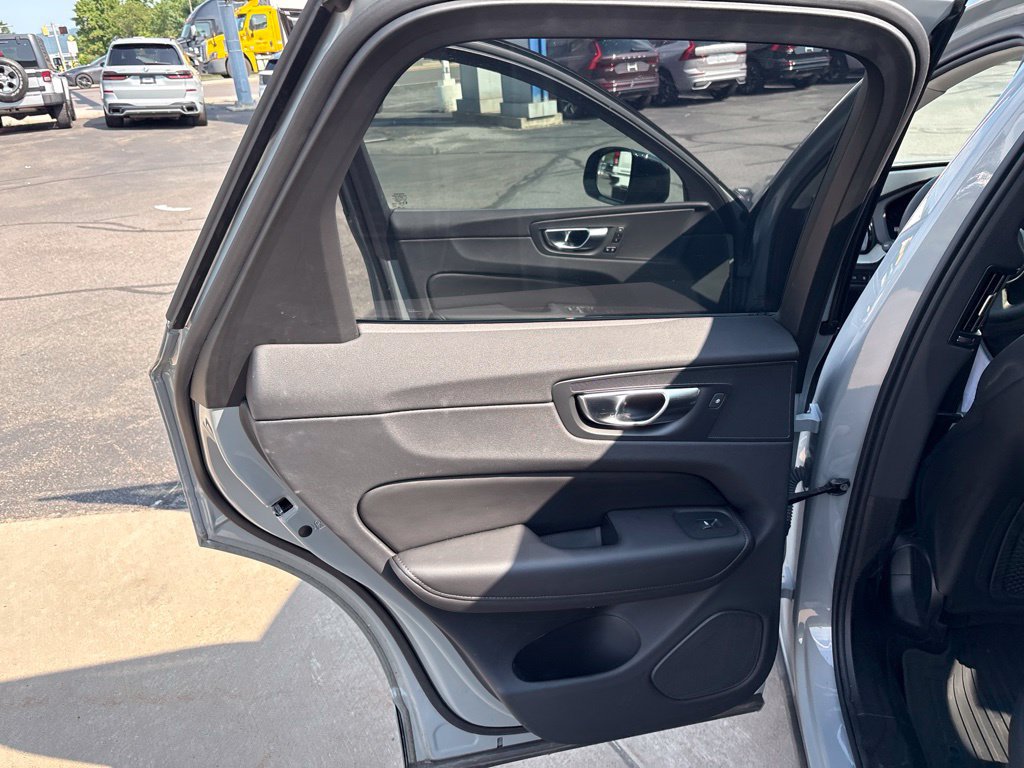 Certified 2025 Volvo XC60 T8 Plus w/ Protection Package Premier AWD/4WD image 28