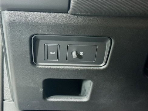 Used 2025 Land Rover Discovery Dynamic SE image 10