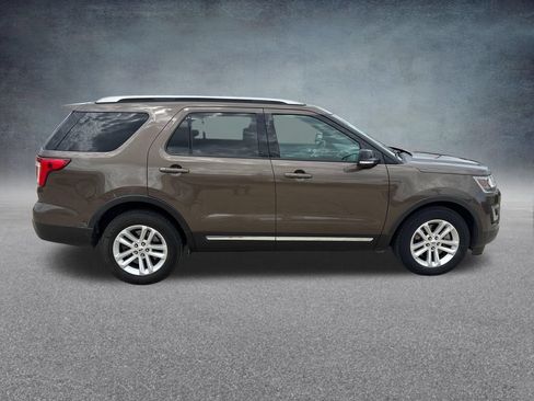 Used 2016 Ford Explorer XLT w/ Equipment Group 202A FWD image 7