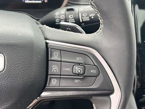 Used 2023 Jeep Grand Cherokee Altitude AWD/4WD image 23