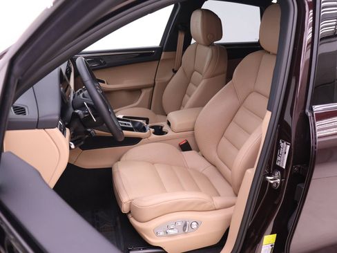 Used 2026 Porsche Macan AWD/4WD image 5