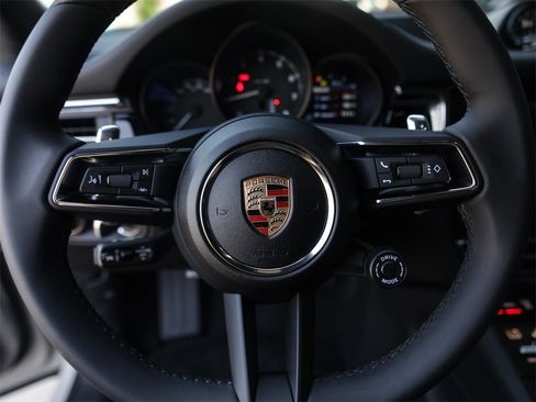 Certified 2025 Porsche Macan image 17