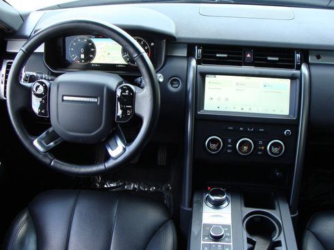 Used 2020 Land Rover Discovery Landmark image 10