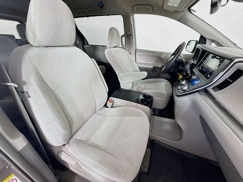 Used 2018 Toyota Sienna LE FWD image 30