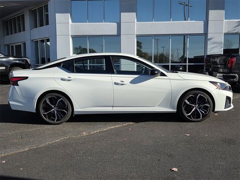 Used 2024 Nissan Altima 2.5 SR image 3