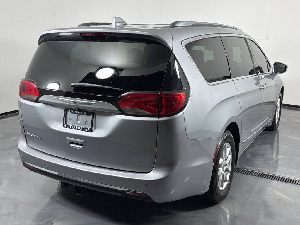 Used 2020 Chrysler Pacifica Touring-L FWD image 5