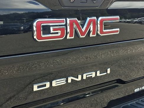 Used 2022 GMC Sierra 2500 Denali w/ Denali Black Diamond Edition AWD/4WD image 33