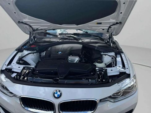 Used 2018 BMW 320i xDrive Sedan w/ Convenience Package image 32