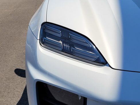 Certified 2025 Porsche Macan Electric RWD image 13