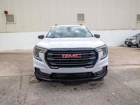 Used 2022 GMC Terrain SLE w/ Driver Convenience Package image 3