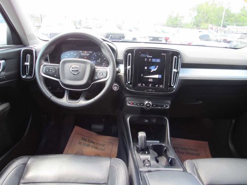 Used 2021 Volvo XC40 T5 Momentum image 14