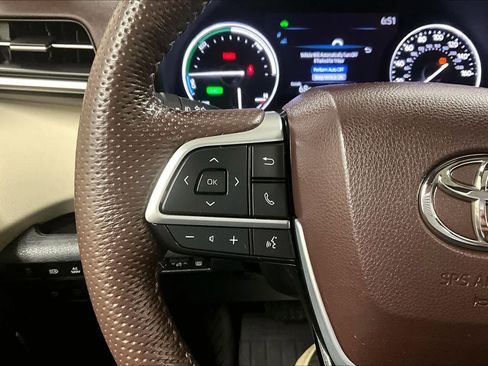 Used 2024 Toyota Sienna Platinum image 22