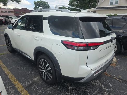 Used 2024 Nissan Pathfinder Platinum AWD/4WD image 2