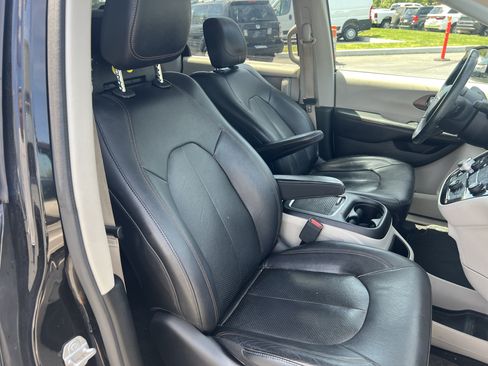 Used 2018 Chrysler Pacifica Touring-L Plus w/ Tire & Wheel Group FWD image 15