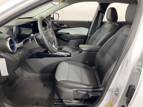 Used 2025 Chevrolet Trax LT w/ LT Convenience Package image 22