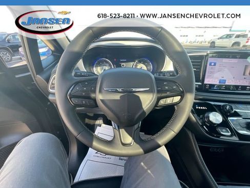 Used 2025 Chrysler Pacifica Limited image 12