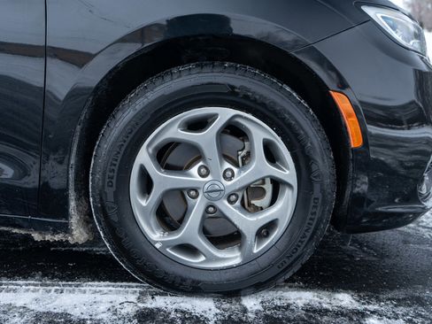 Used 2023 Chrysler Pacifica Limited image 11