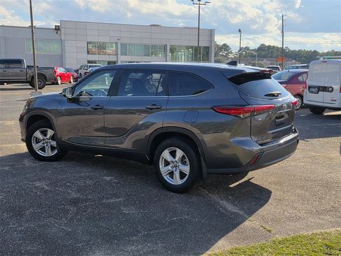 Used 2023 Toyota Highlander LE image 5