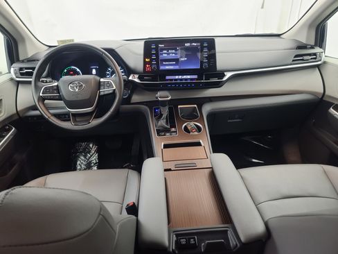 Used 2024 Toyota Sienna XLE image 21