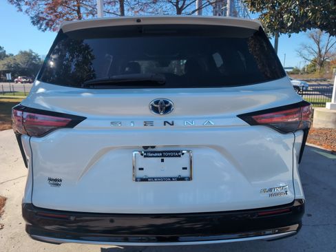 Certified 2021 Toyota Sienna Platinum image 9