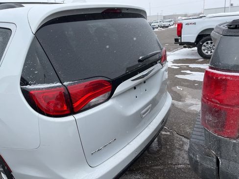 Used 2018 Chrysler Pacifica Touring Plus image 12