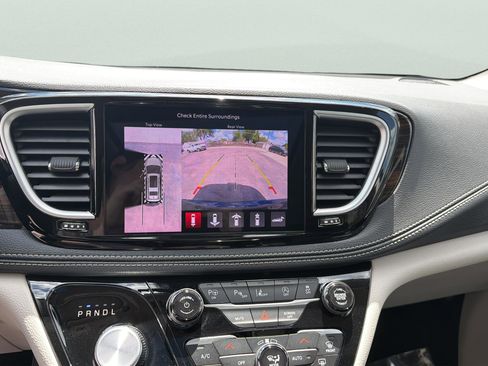 Used 2024 Chrysler Pacifica Limited FWD image 21