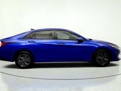 Used 2022 Hyundai Elantra SEL w/ Convenience Package FWD image 4