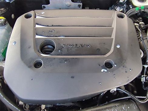 Used 2025 Volvo XC40 B5 Plus image 24