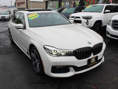 Used 2018 BMW 740i image 8