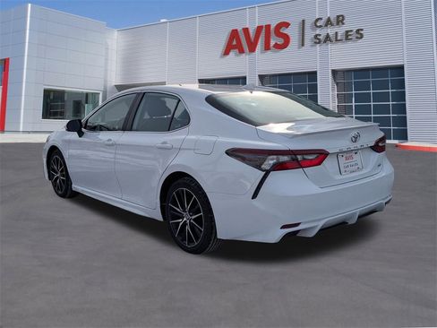 Used 2024 Toyota Camry SE image 3