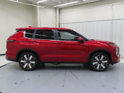 Used 2025 Mitsubishi Outlander SE FWD image 2