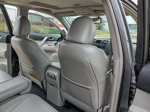 Used 2012 Toyota Highlander FWD image 13