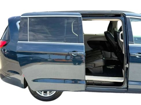 Used 2022 Chrysler Pacifica Touring-L w/ Uconnect Theater Family Group FWD image 18
