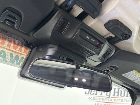 Used 2025 Jeep Gladiator Mojave AWD/4WD image 22
