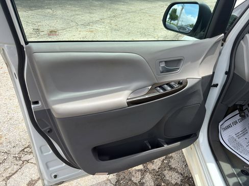 Used 2018 Toyota Sienna XLE w/ XLE Navigation Package FWD image 28